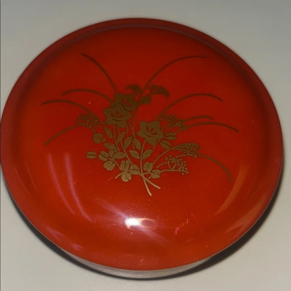Japanese trinket dish or sauce dish with lid. Beautiful floral design on top.